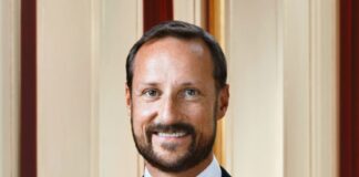 The Crown Prince visits the National Archives