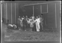 Gamle fotografier fra Kongsberg skannet av Digitalarkivet Gruppe med barn og voksne